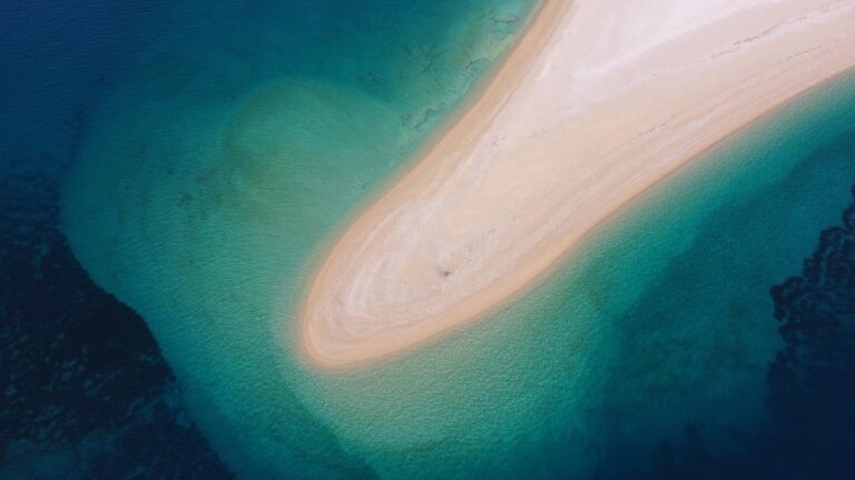 Spiaggia di Chia con dune dorate e mare smeraldo, incanto del sud della Sardegna.