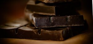 Cioccolato fondente oltre l'85%, simbolo di salute e benessere per il cuore.