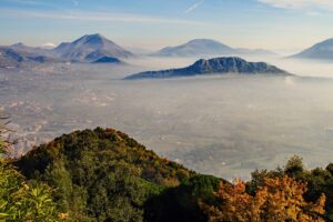 Nebbia avvolge il borgo di Erice, con castelli antichi e dolci genovesi tipici della Sicilia.