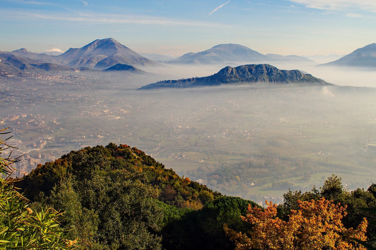 Nebbia avvolge il borgo di Erice, con castelli antichi e dolci genovesi tipici della Sicilia.