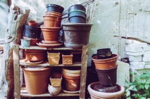Vasi di terracotta e plastica affiancati, ideali per la salute delle radici delle piante.