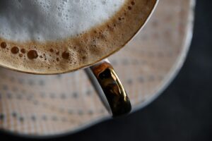 Schiuma di cappuccino fatta in casa in una tazza, senza l'uso di una macchinetta.