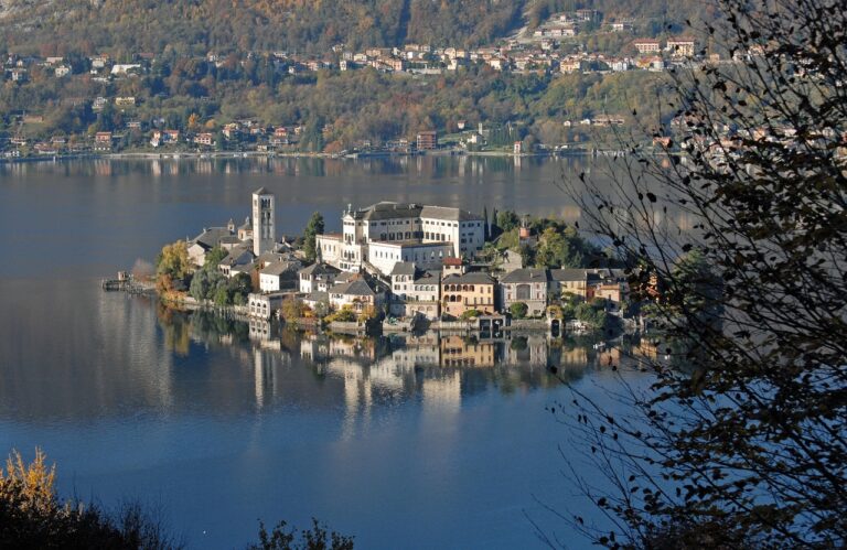 Vista panoramica del borgo di Orta San Giulio con l'isola del silenzio sul lago.