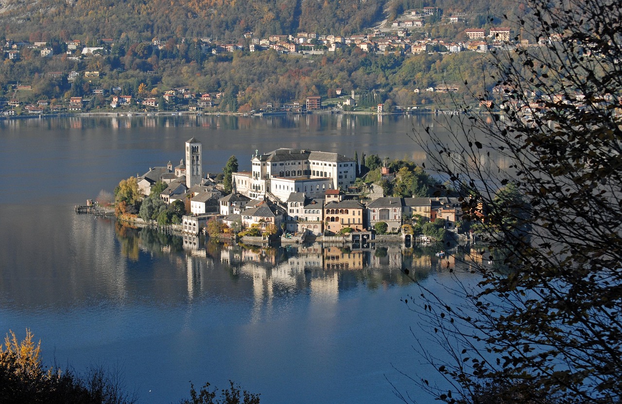Vista panoramica del borgo di Orta San Giulio con l'isola del silenzio sul lago.