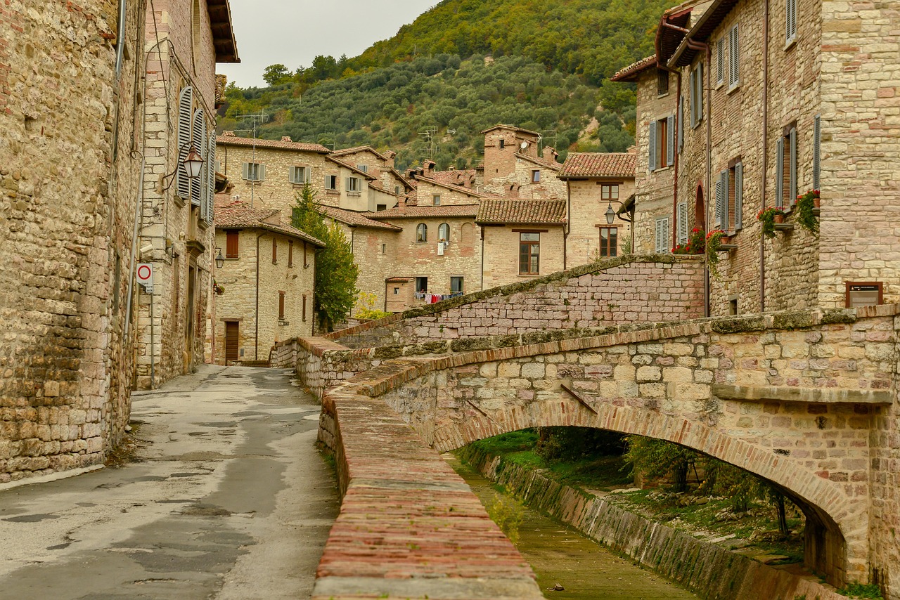 Vista panoramica del borgo di Rasiglia, con acqua che scorre tra le case, simile a Venezia.
