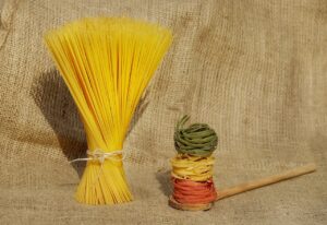 Un piatto di riso e pasta con verdure, simbolo della scelta alimentare serale per controllare la glicemia.