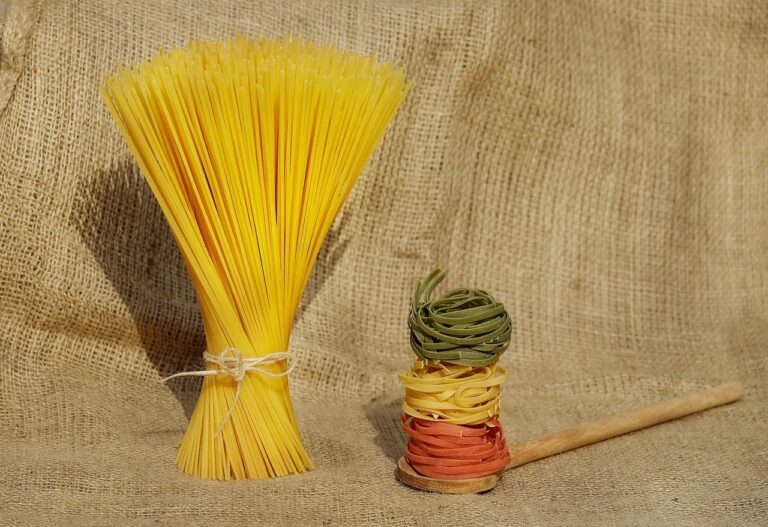 Un piatto di riso e pasta con verdure, simbolo della scelta alimentare serale per controllare la glicemia.