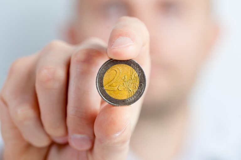 Moneta da 2 euro con l'immagine di un omino, simbolo di valore e rarità.