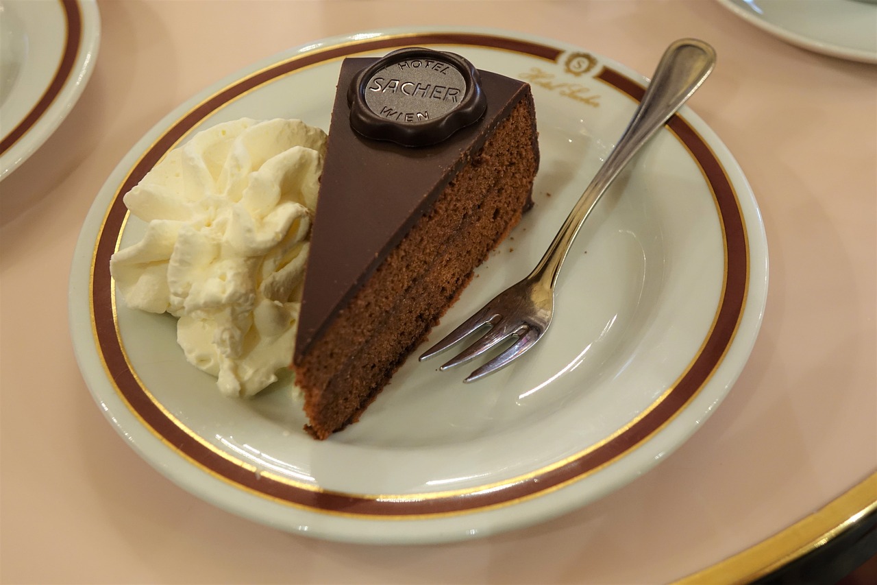 Torta Sacher con marmellata di albicocche calda spennellata sopra, pronta da servire.