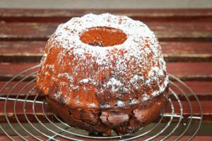 Torta al cioccolato con fetta che mostra la consistenza umida grazie all'uso di fecola.
