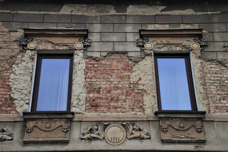 Infissi moderni installati in un'abitazione accessibile, simbolo di miglioramento delle barriere architettoniche.