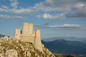 Vista panoramica delle torri medievali di Pacentro con il borgo e la Madonna sullo sfondo.
