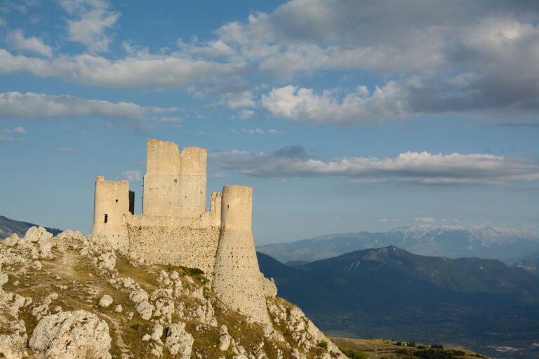 Vista panoramica delle torri medievali di Pacentro con il borgo e la Madonna sullo sfondo.