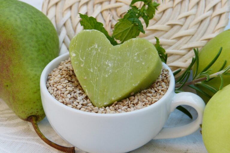Un bicchiere di argilla verde ventilata preparata per una bevanda depurativa al mattino.